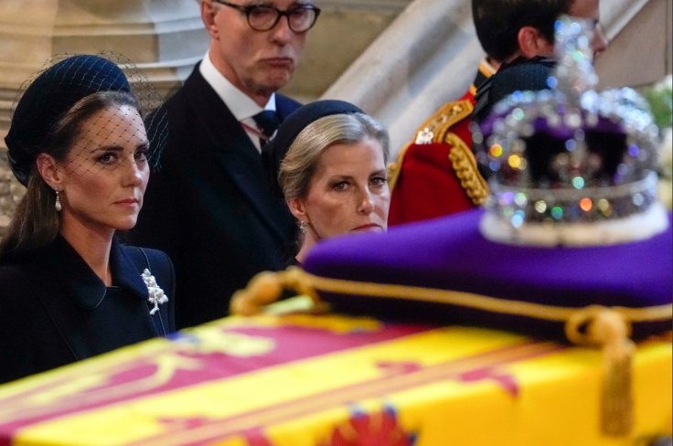 Queen arrives Queen arrives